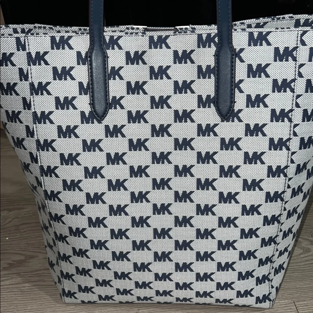 Michael Kors Navy and White Tote Bag - Picture 4 of 10
